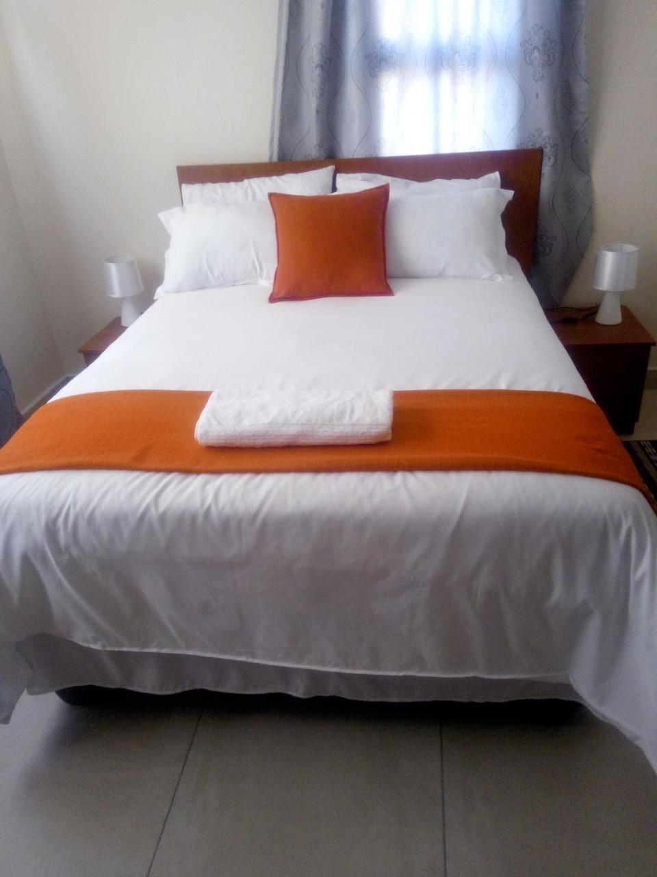 Eros Guest Inn Франсистаун Экстерьер фото