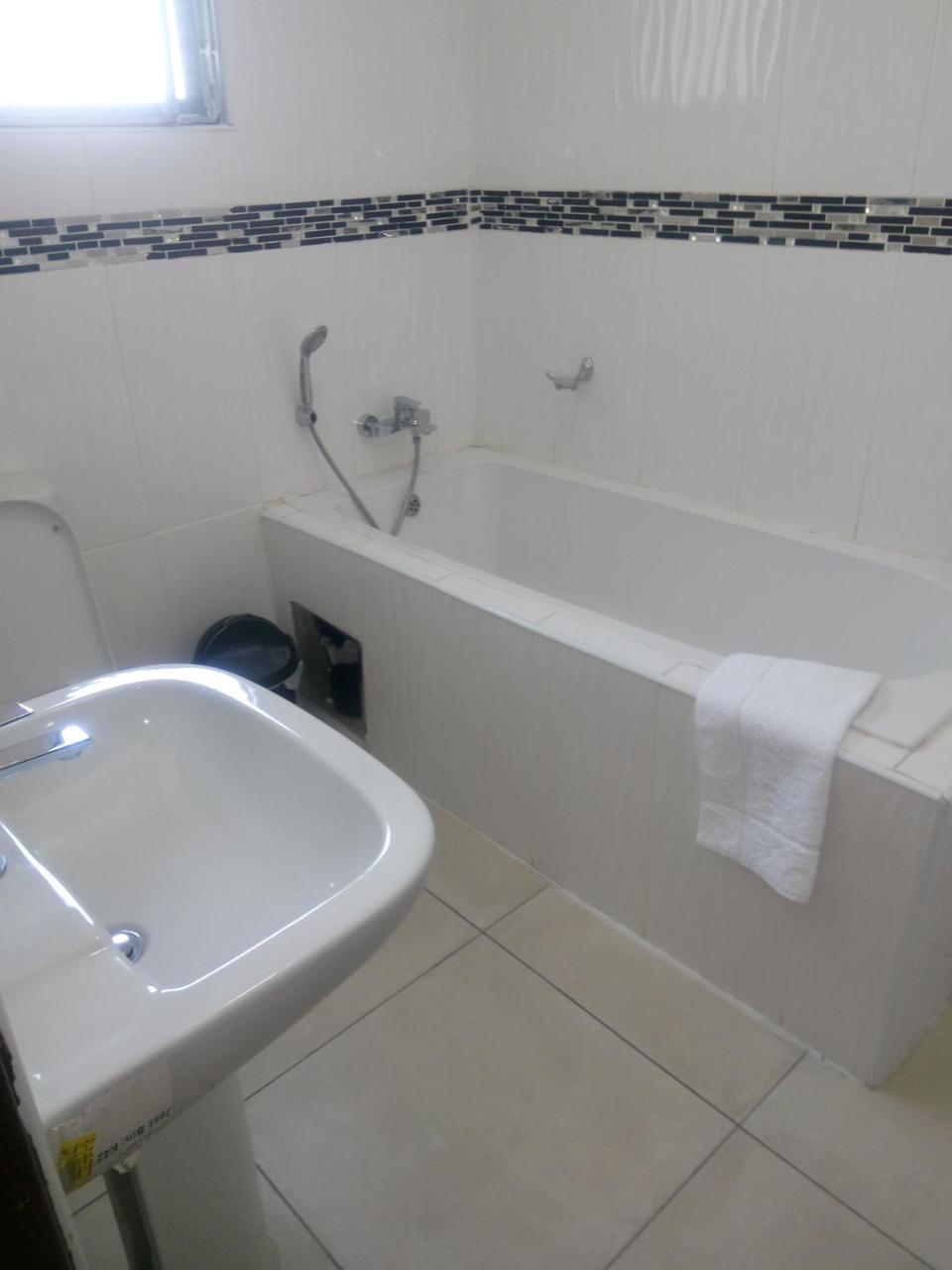 Eros Guest Inn Франсистаун Экстерьер фото