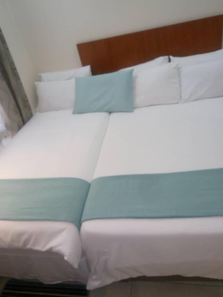 Eros Guest Inn Франсистаун Экстерьер фото